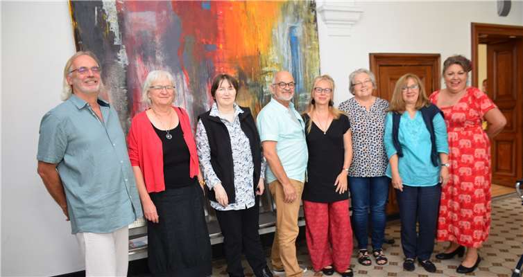 „So nah –So fern“ Künstler im Amtsgericht: Stefan Lage (v.li.), Erika Hirsch, Jutta Redling, Orlando Morone, Patricia Roßhoff-Roy, Olga Pollau, Heike Gerdes, und Christa Dygatz. Foto: -EICH-