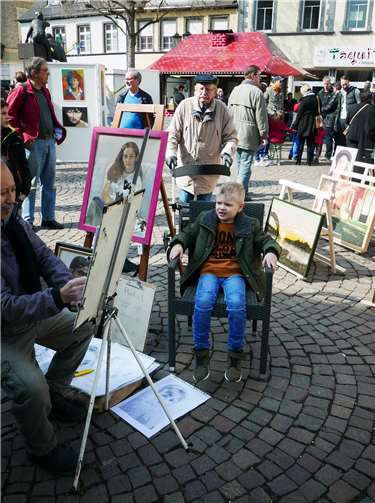 Künstler malen und zeichnen auf dem Marktplatz.