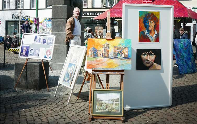 Künstler präsentieren ihre Werke an vielen Ständen des Kunstmarktes. privat