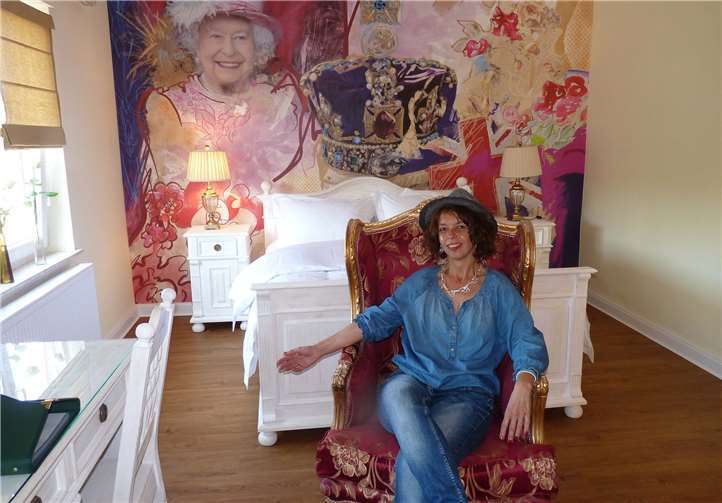 Künstlerin AndyMo in dem von ihr gestalteten Queens Room.