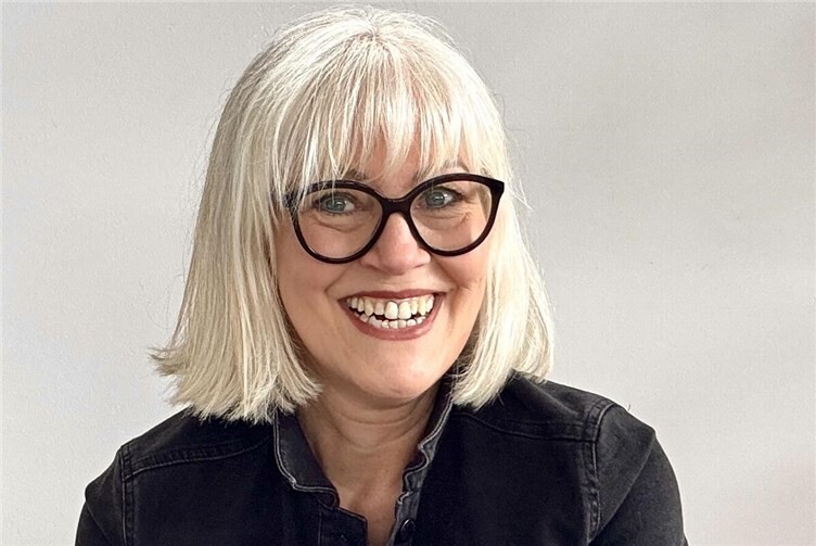 Künstlerin Bärbel Wollenschläger stellt in der Sparkasse Montabaur aus.