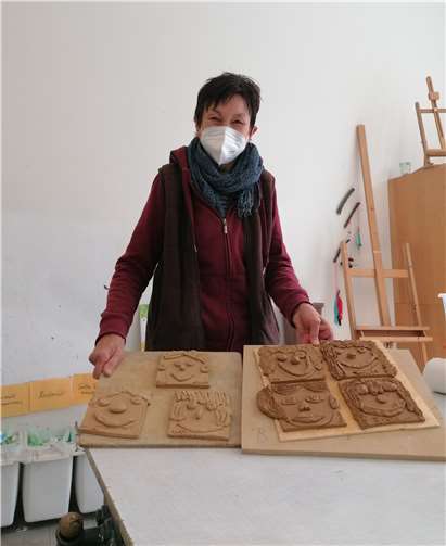 Künstlerin Bernadette Heeb-Klöckner mit den Portraits ihrer Ton-Künstler*innen.Foto: privat