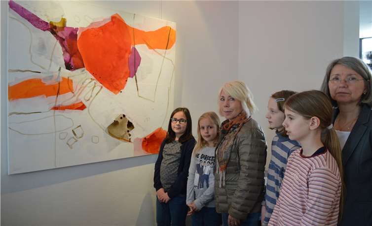 Künstlerin Brigitte Uhrmacher und Christa Reinartz-Uhrmacher mit Kindern vor einem der ausgestellten Kunstwerke. AB