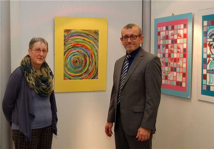 Künstlerin Irmgard Dempe und Reinhard Schmitz, Leiter der Geschäftsstelle, anlässlich der Ausstellungseröffnung Anfang Februar. privat