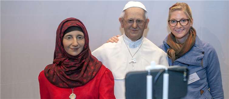 Künstlerin Jana Merkens (rechts) hatte Papst Franziskus und eine junge Muslima zum Selfie in die Pfarrkirche Buschhoven gebracht.