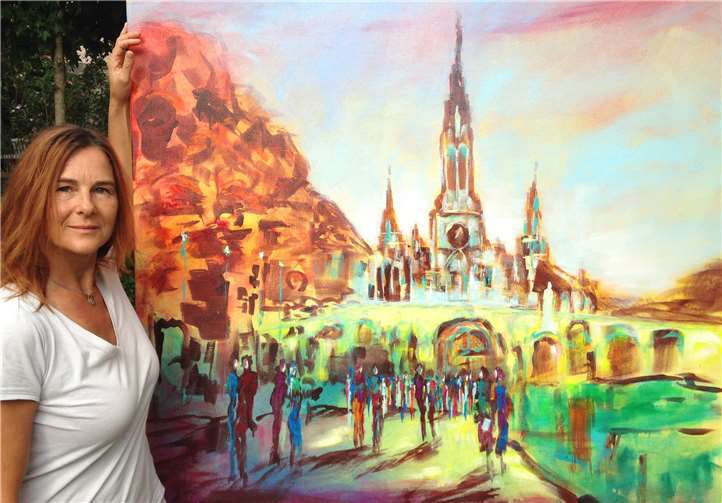 Künstlerin Kirstin Toennes-Still vor eines ihrer Werke. Privat