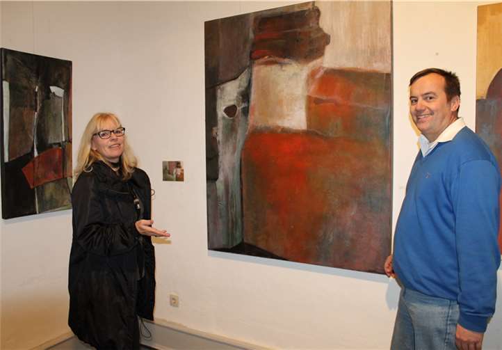Künstlerin Monika Durben-Schneider vor einem ihrer Kunstwerke.