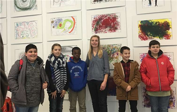 Künstlerin Nicole Heidel mit Nachwuchskünstlern vor entstandenen Exponaten.privat