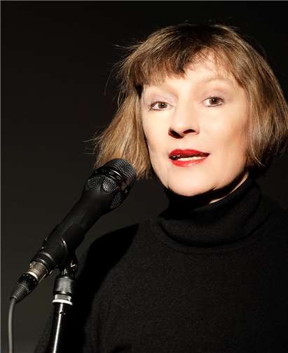 Künstlerin Petra Afonin geht das ernste Thema des Abends mit Humor gewürzt an.  www.engelskraemer.de