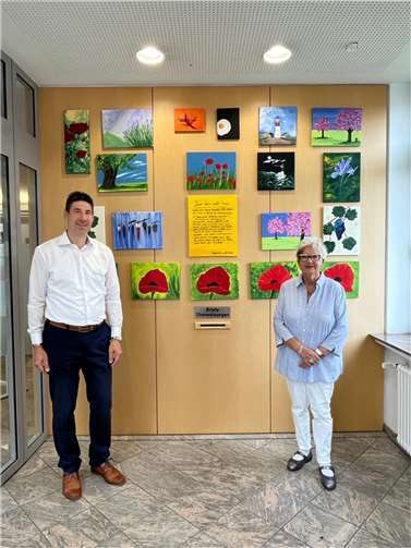 Künstlerin Petra Hörsch mit Filialleiter Thomas Probstfeld.  Foto: privat
