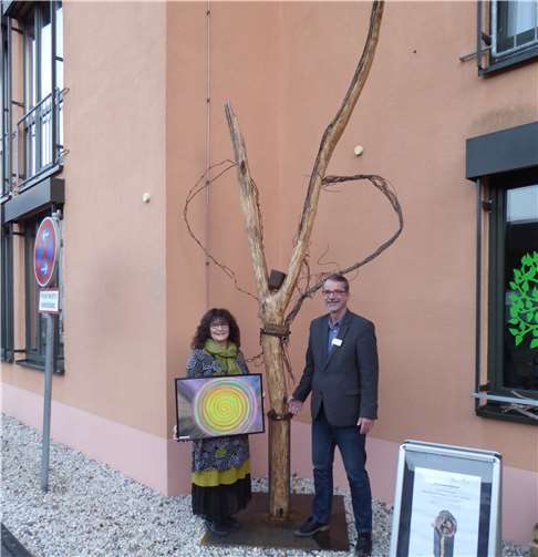 Künstlerin Petra Klutmann-Berger und Einrichtungsleiter Sven Lefkowitz vor dem Werk „Großer Engel“. privat