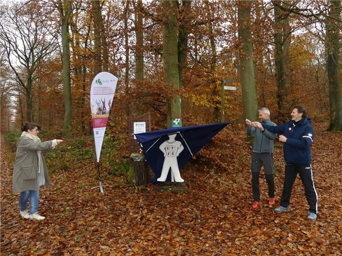 Künstlerin Steffi Schäfer, Bewegungsmanager Peter Raueiser und SV-Vorsitzender Martin Esper (v.l.) enthüllen den ersten Stein zur Eröffnung des neuen Sportpfads.Fotos: TE