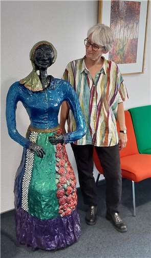 Künstlerin Ursula Mettbach vor der Skulptur Rosalie Foto: privat