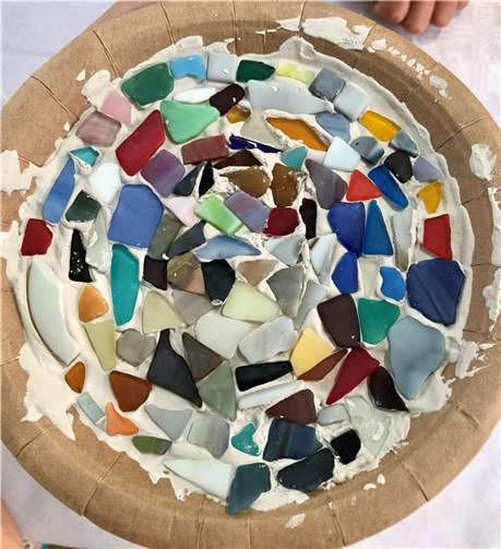 Künstlerin Viktoria Rico Gómez brachte Technik des Mosaiks näher.  Foto: privat