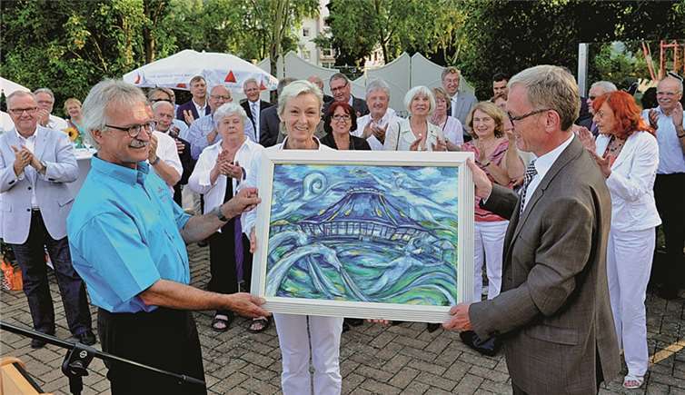 Künstlerin und Badegast Angelika Castelli gratulierte zur Wiedereröffnung mit einem ganz besonderen Geschenk.