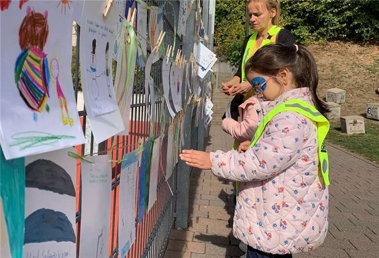 Künstlerisch gestaltete Karten machten sich auf den Weg in die Partnerstädte in Frankreich, Italien und Brasilien. Fotos: DKSB