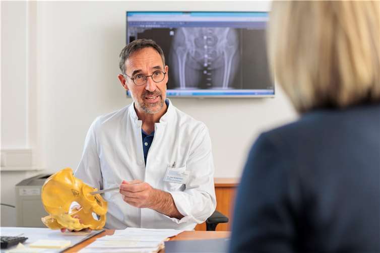 Künstliche Hüft- und Kniegelenke sind das Spezialgebiet von Dr. Rudolf Auen, Chefarzt der Orthopädie am Krankenhaus Maria Hilf. Am 21.03.2023 berät er Betroffene, Angehörige und Interessierte im Rahmen einer Telefonsprechstunde. Foto: Joachim Gies