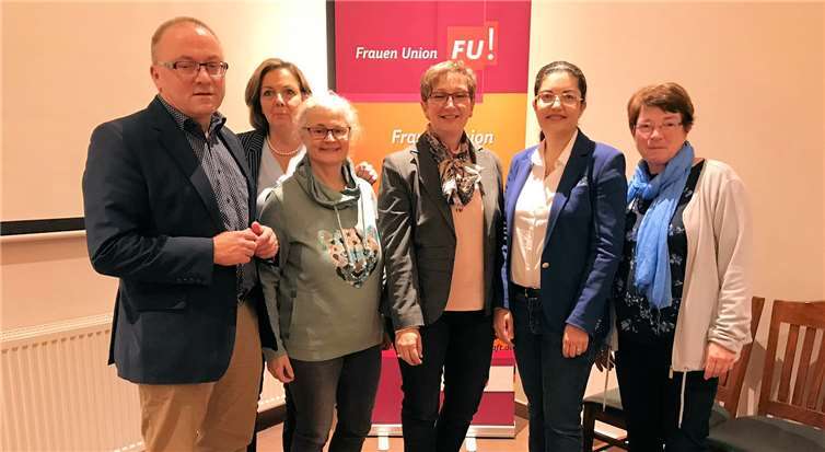 Künstliche Intelligenz war Thema in der Grafschaft: CDU-Vorsitzender Michael Schneider, Referentin Maike Scholz (3.v.l.) und die FU-Vorsitzende Ghezal Wahisi (2.v.r.). Foto: privat