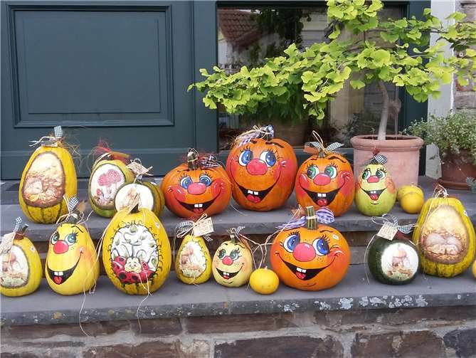 Kürbisse bemalt und mit Serviette. Privat