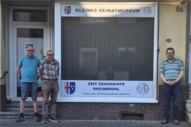 Kürzlich begutachtete Inhaber Gerhard Kühnlenz mit seinen Unterstützern Torsten Komar und Andreas Kossmann die angebrachte Werbung. Verhindert bei diesem Termin war Unterstützer Carsten Folkerts. 