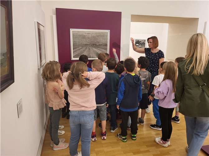 Kürzlich besuchte die Klasse 1c der Grundschule an der Wied im Neuwieder Stadtteil Niederbieber mit ihrer Lehrerin Ute Löffler das Roentgen-Museum. Foto: privat