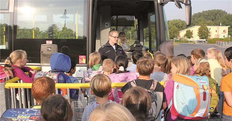 Kürzlich besuchte die Polizeibeamtin Frau Weßler von der Polizeidienststelle Straßenhaus die Zweitklässer der Gutenberg-Schule Dierdorf.Privat