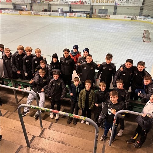 Kürzlich besuchte eine große Gruppe von Jugendlichen des VfL Oberbieber das „IceHouse“ in Neuwied, um ein Halbfinal-Playoff-Spiel der Eisbären gegen Hijs Hokij Den Haag live zu verfolgen. Foto: privat