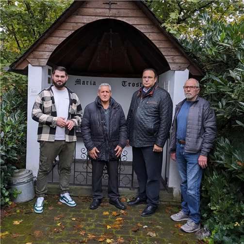 Kürzlich besuchten die beiden Vorstandsmitglieder der Grünen Koblenz Christopher Bündgen und Christoph Rauland gemeinsam mit Django Reinhardt und dem Abgeordneten des Europäischen Parlamentes Romeo Franz die kürzlich zerstörte Kapelle Maria Trost in Kesselheim. Quelle: Grüne Koblenz