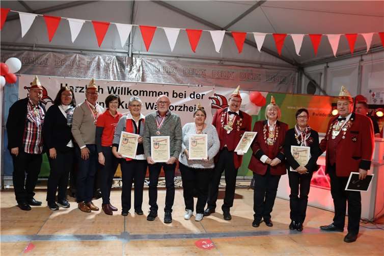 Kürzlich ernannte die KG „Bunte Kuh“ Walporzheim die Mitglieder Birgit und Franz-Josef Lanzerath zu Senatorin und Senator auf Lebenszeit.  Foto: privat