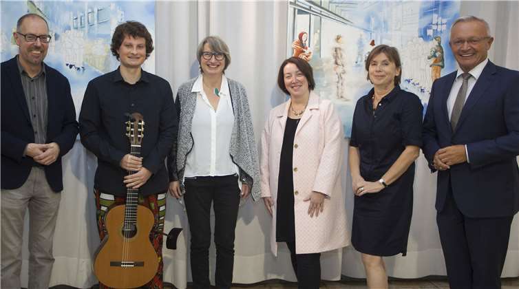 Kürzlich eröffnete Landrat Achim Hallerbach (rechts) im Kunstflur des Kreishauses Neuwied die Ausstellung „Lebens(t)raum“ der Künstlerin Barbara Schwinges (3.v.l.). Zur Einführung in die Ausstellung sprach Irina Wistoff (3.v.r.), die als selbstständige Museumspädagogin in Königswinter tätig ist. Musikalisch begleitet wurde die Veranstaltung von Jakob Eisel (2.v.l.) an der Gitarre. Weiter auf dem Foto: Museumsdirektor Bernd Willscheid (links) und Organisatorin Rosina Kusche-Knirsch (2.v.r.).privat