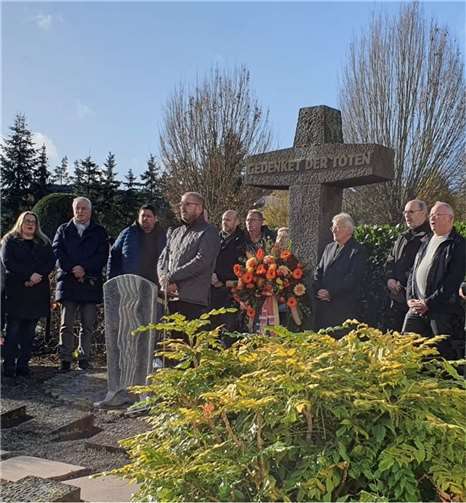 Kürzlich fand auf dem Friedhof in Kettig eine Gedenkveranstaltung statt, an der die Beigeordneten und Mitglieder der Fraktionen der Ortsgemeinde Kettig teilnahmen. Foto: privat