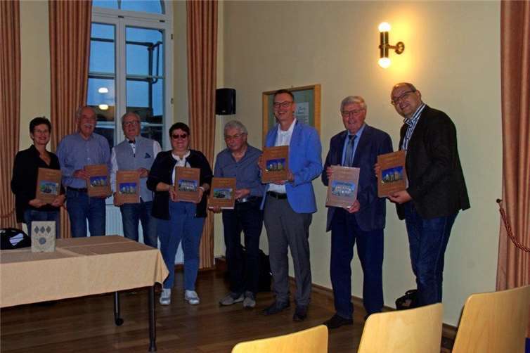 Kürzlich fand im Montfort-L’Amaury-Saal des Nickenicher Rathauses die offizielle Vorstellung des ersten Ortsfamilienbuches der Gemeinde Nickenich statt. Foto: privat