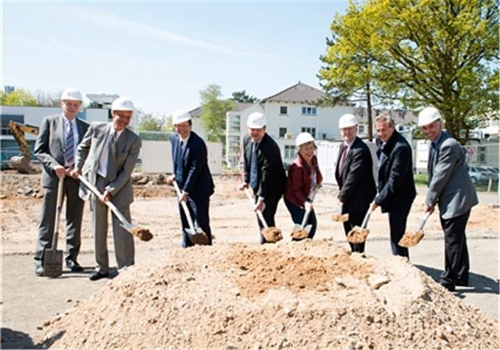 Kürzlich fiel am Universitätsklinikum Bonn (UKB) der lange erwartete Startschuss für die Baumaßnahmen des neuen Eltern-Kind-Zentrums auf dem Campusgelände Venusberg.