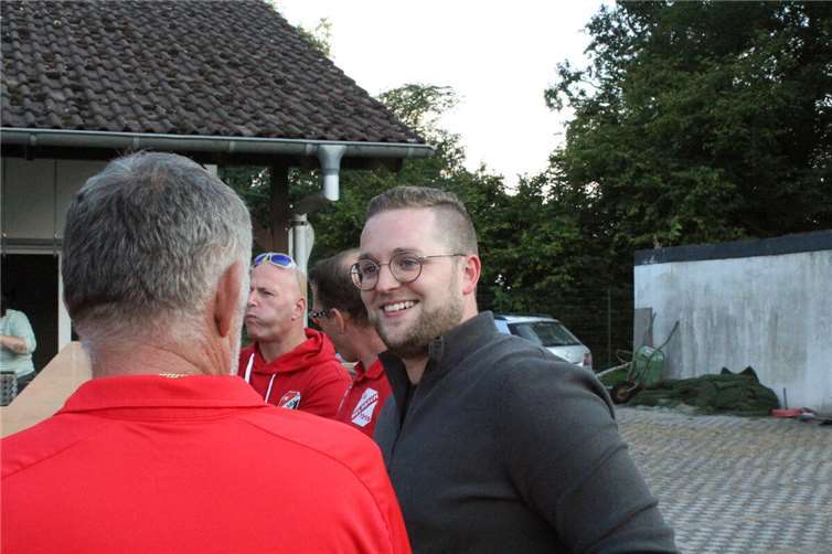 Kürzlich grillte der heimische Bundestagsabgeordnete Martin Diedenhofen (SPD) für die Fußballer des SV Melsbach.Foto: Sebastian Lück