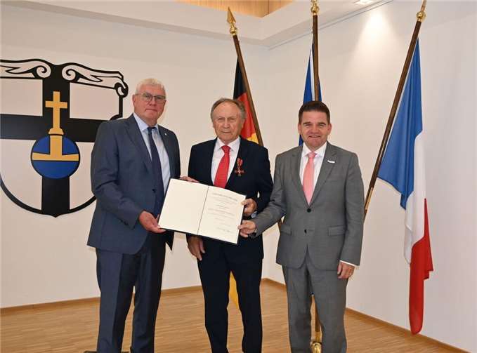 Kürzlich händigte Landrat Sebastian Schuster an Rolf Bausch aus Meckenheim das Bundesverdienstkreuz am Bande des Verdienstordens der Bundesrepublik Deutschland für sein jahrelanges Engagement im kommunalpolitischen und heimatlichen Bereich aus.