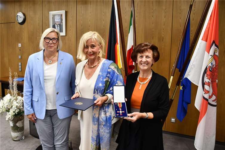 Bundesverdienstkreuz an Gertrud Philippi aus Swisttal Kürzlich händigte Notburga Kunert, stellvertretende Landrätin des Rhein-Sieg-Kreises, das Bundesverdienstkreuz am Bande des Verdienstordens der Bundesrepublik Deutschland an Gertrud Philippi aufgrund ihres jahrzehntelangen sozialen Engagements aus. Foto: Rhein-Sieg-Kreis