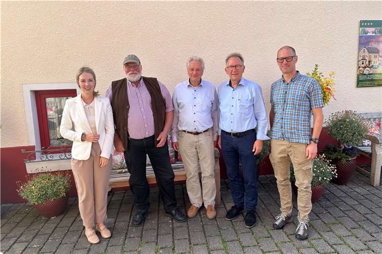 Kürzlich hat die Landtagsabgeordnete Ellen Demuth, CDU, gemeinsam mit ihrem Kollegen, dem Bundestagsabgeordneten Erwin Rüddel, den Vorsitzenden des Kreiswaldbauvereins Neuwied, Uwe Werner, sowie zwei Vertreter des Bauern- und Winzerverband Rheinland-Nassau, Geschäftsführer Markus Mille und den Neuwieder Kreisvorsitzenden Ulrich Schreiber, zum Gespräch getroffen. Foto: privat