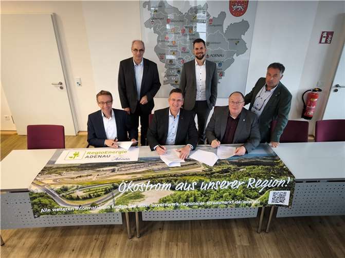 Kürzlich kamen Friedhelm Münch, Kreisbeigeordneter des Landkreises Ahrweiler und Guido Nisius, Bürgermeister der Verbandsgemeinde Adenau, mit Vertretenden von Westenergie und Bayernwerk Region Energie GmbH zusammen, um die entsprechenden Verträge für das richtungsweisende Projekt zu unterzeichnen. Foto: Jason Nitschke (VG Adenau)