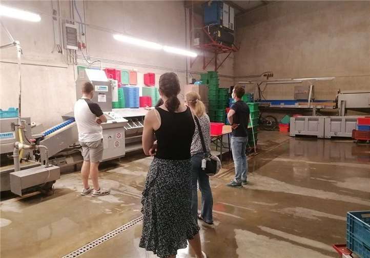 Kürzlich konnte Familie Adams im Rahmen einer möglichen Kooperation einigen Lehrkräften der IGS Maifeld den modernen landwirtschaftlichen Betrieb vorführen.Foto: IGS Maifeld