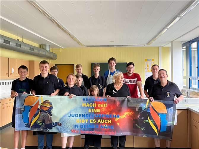 Kürzlich konnte Jugendfeuerwehrwart Dirk Schorn seinen Mitgliedern der Jugendfeuerwehr Remagen das neue Werbebanner zur Mitgliedergewinnung vorstellen. Foto: privat