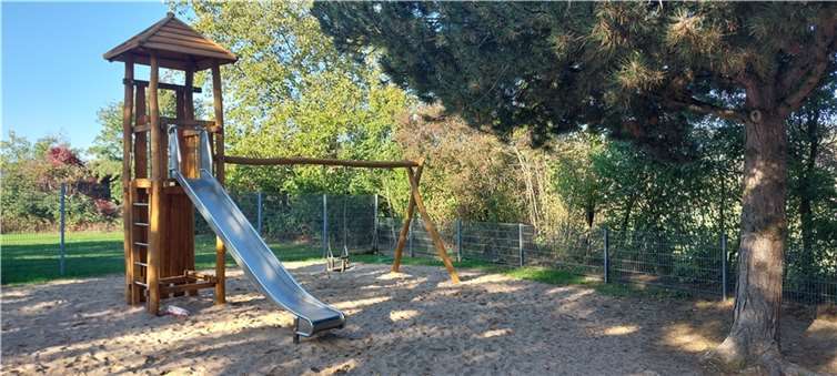 Kürzlich konnte mit der Erneuerung der Spielkombination mit Rutschenturm und Schaukeln auf dem Spielplatz im Batterieweg eine neue kleine Attraktion in Betrieb genommen werden.