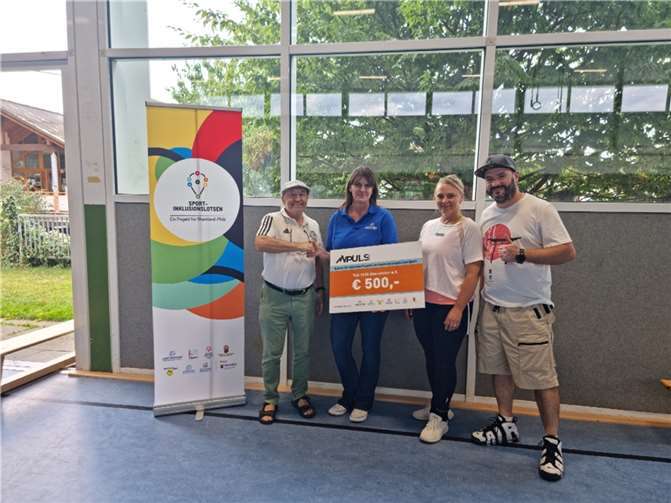 Kürzlich konnten der 1. Vorsitzende des TuS Oberwinter, Antonio Lopez, Alexander Kochs und Übungsleiterin Živile Wein im Rahmen einer Übungsstunde den symbolischen Scheck von Sport-Inklusionslotsin Katja Froeschmann entgegennehmen.  Foto: privat