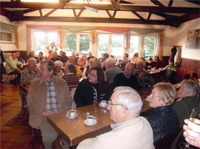 Kürzlich lud die KfD Gappenach zum Erntedankfrühstück ein. Viele Gäste nutzten die Möglichkeit, in geselliger Runde das reichhaltige Buffet mit Sekt zu genießen.
