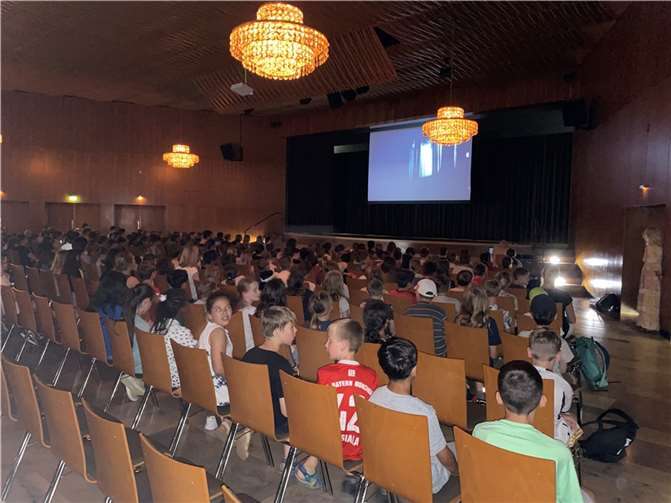 Kürzlich präsentierten die Kinder der Film-AG der Grundschule An der Tomburg gemeinsam mit Saskia Greiser (Kostüme und Ausstattung) und Birgit Ewerhardt (Drehbuch und Regie) ihren Film mit dem Titel „Troll undercover - Das Land der Liebe in Gefahr“. Fotos: privat