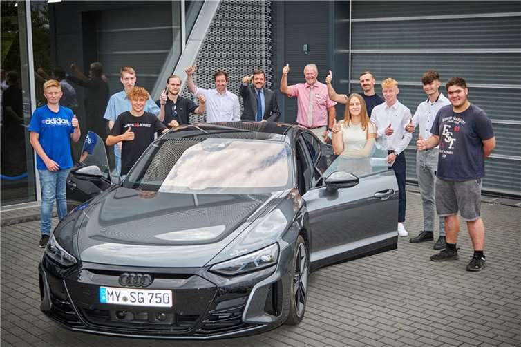 Kürzlich sind bei den Scherer Autohäuser in Mayen wieder 10 neue Azubis gestartet.  Foto: privat