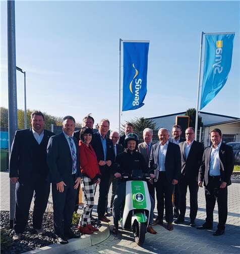 Kürzlich traf sich der Regionalbeirat der Süwag des Landkreises Neuwied unter dem Vorsitz von Landrat Achim Hallerbach am Süwag-Standort in Bonefeld. Neben den positiven Geschäftszahlen sprachen die Beiratsmitglieder über die aktuellen Projekte und neuen Dienstleistungen des Grundversorgers Süwag. Der Fokus lag dabei auf erneuerbaren Energien und Dienstleistungen im Bereich Digitalisierung und Elektromobilität. Der Glanzpunkt aus dem Bereich Elektromobilität kam auf zwei Rädern angerollt: Der Elektroroller „Frank-e“. Seit Juni bietet die Süwag in der Frankfurter Innenstadt Elektroroller-Sharing an. Mittlerweile nutzen über 2.000 Kunden die grünen Flitzer und haben schon mehr als 56.000 Kilometer zurückgelegt.