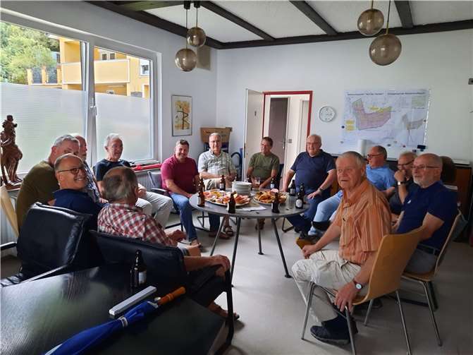 Kürzlich traf sich die Rentnerband auf Einladung des I. Beigeordnete Frank Jacke im Gemeindebüro.  Foto: W. Grüber