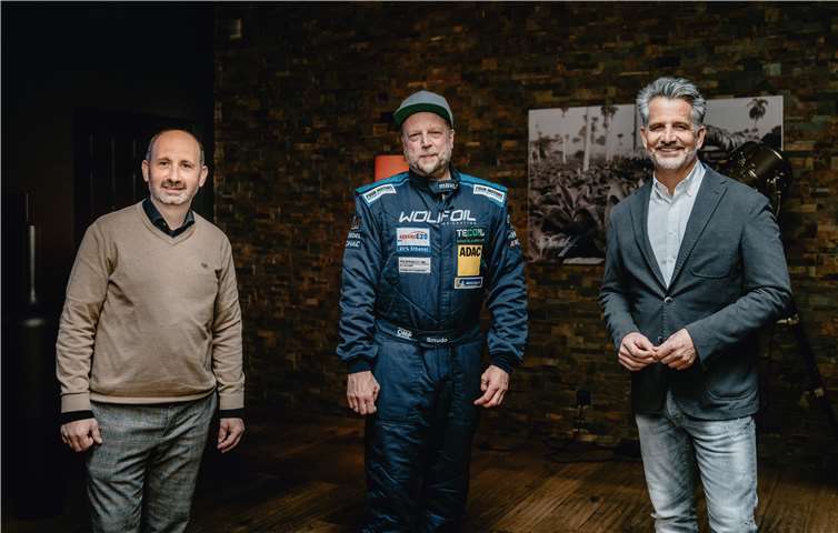 Kürzlich trafen sich Otto Lindner- Vorstand der Lindner Hotels AG , Wolfgang Gros (GM der Nürburgring Hotels & Ferienpark) und Smudo, bekannt als Sänger der „Fantastischen Vier“ und hier am Nürburgring als Rennfahrer für das Team „Four Motors“ unterwegs und sprachen über die Chance mit der App zu arbeiten. Foto: Nürburgring Hotels-managed by Lindner/ Fotograf: Johannes Nollmeyer