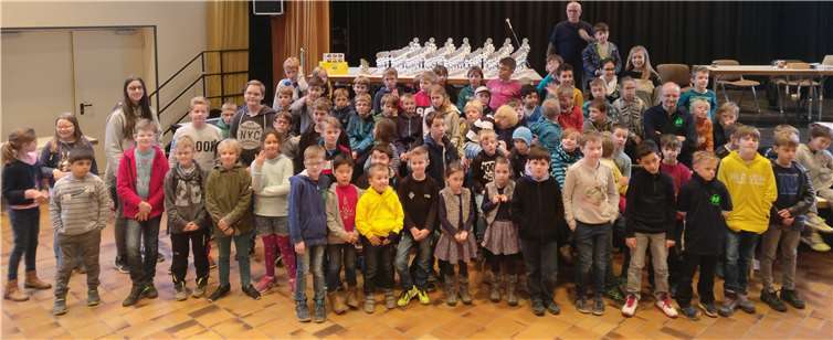 Kürzlich trafen sich ca. 100 Kinder und Jugendliche im Alter von 5 bis 18 Jahren in der Aula der Gesamtschule Berkum und kämpften um Punkte und Pokale.privat