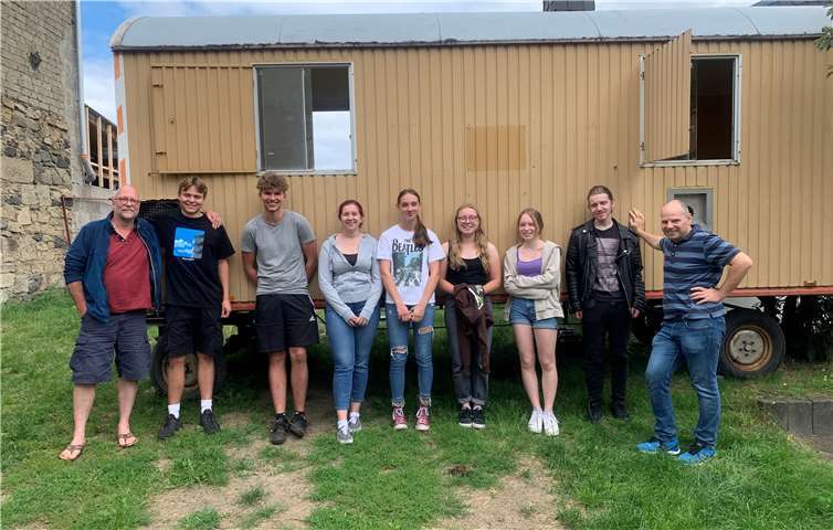 Kürzlich trafen sich einige Jugendliche um erste Planungen für die Gestaltung des neuen Jugendtreff´s zu besprechen.Foto: privat